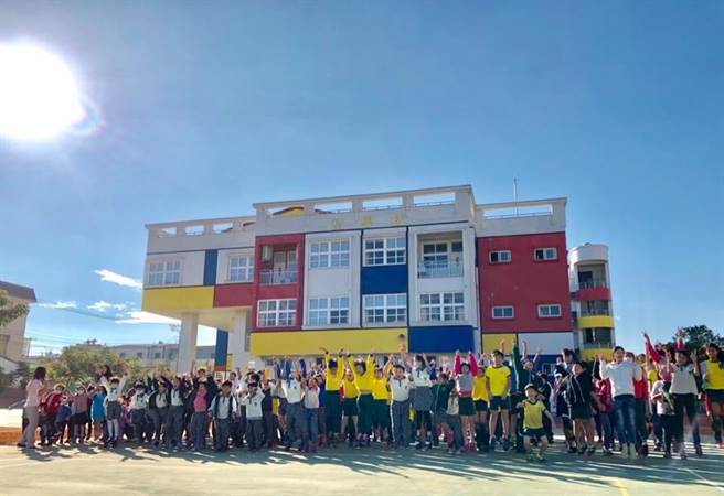 嘉义市精忠国小师生与校园合照。（嘉义市政府提供／廖素慧嘉市传真）