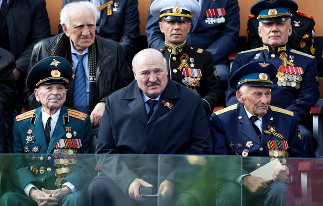 白俄罗斯总统鲁卡申柯（Alexander Lukashenko）惊传重病，9日出席莫斯科胜利日活动时，被拍到一脸倦容，右手掌缠着绷带。（图／美联社）