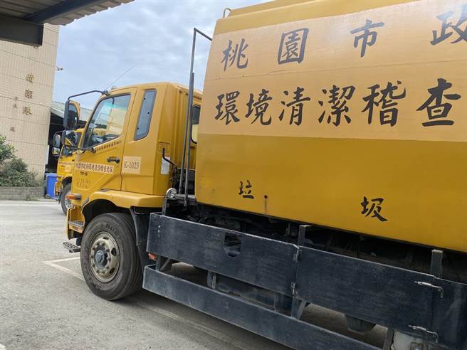 桃市府垃圾车的车门跟车身都印有「桃园市政府环境清洁稽查大队」的字样。(市府提供／蔡依珍桃园传真)