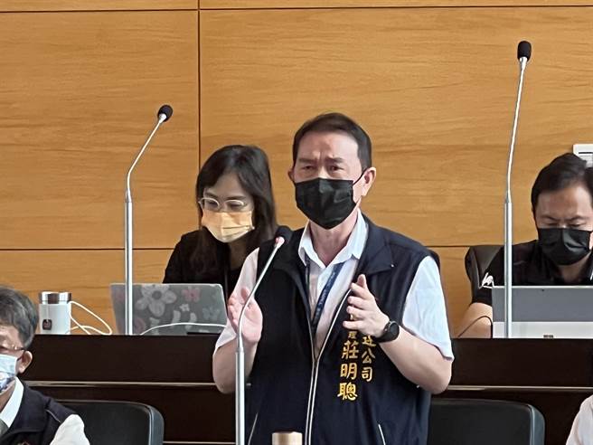 中捷公司總經理莊明聰表示，目前中捷已規定，在硬體設備未改善前，即日起只要隨車人員在駕駛端，就會全時段打開人工駕駛面板。(林欣儀攝)