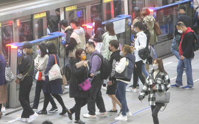 一名男网友不赞同「周休3日」，怒轰现代人好吃懒做，没抗压性。（图／示意图，记者赵双杰摄影）