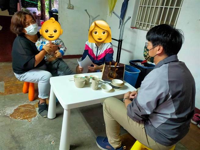 台东县关山国小附幼的据点教师与专业人员利用移动式谘询，走出据点外与家长讨论相关的教养策略与入学准备。（教育部提供／林志成台北传真）