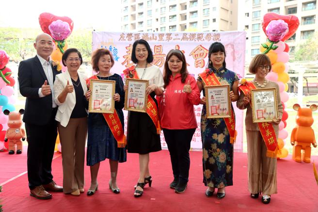 市议员陈玫娟（右3）颁赠当选证书予军公教型获奖妈妈们。(福山社区发展协会提供)
