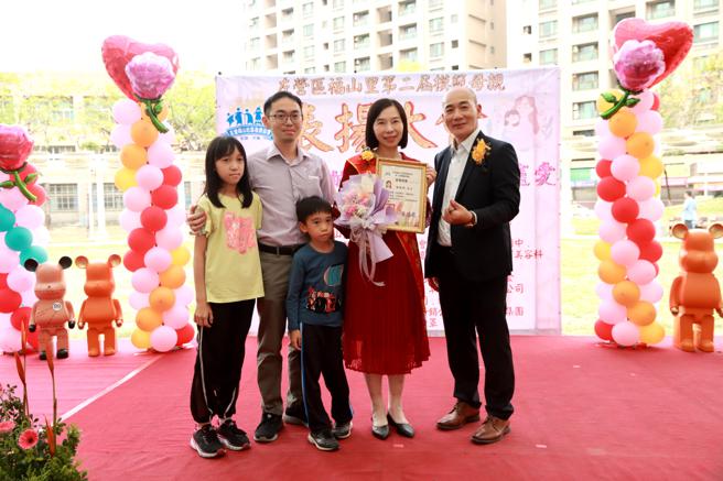 当选力争上游妈妈的陈雅婷（右2）与先生及女儿、儿子及里长叶德龙合影。(福山社区发展协会提供)