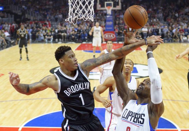 2016年，效力NBA篮网队的麦卡洛(左)在篮下封阻对手。（美联社资料照）