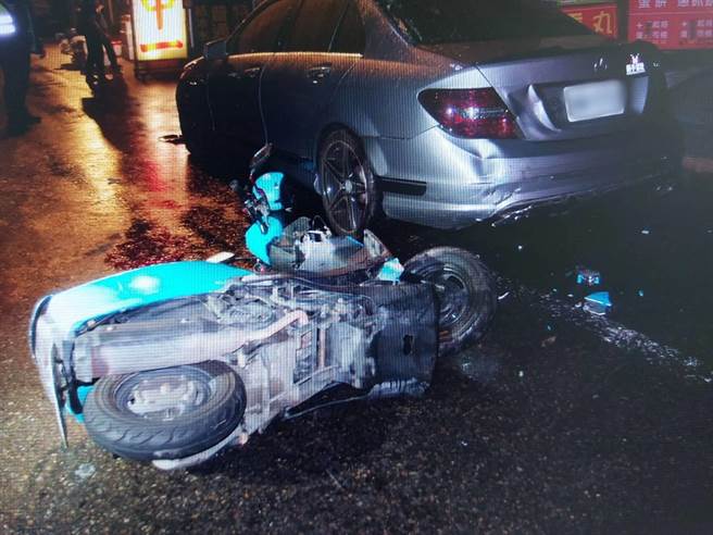 桃园男子酒驾自撞身亡宾士车主违停也遭法办。(警方提供／吕筱蝉桃园传真)
