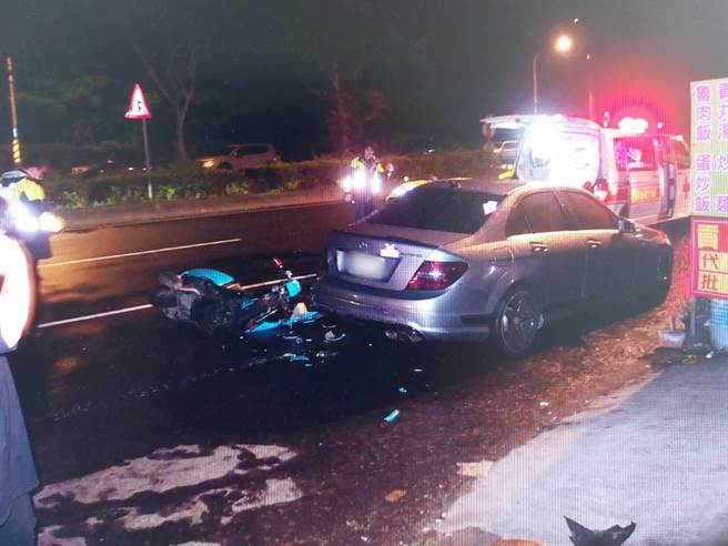 桃园男子酒驾自撞身亡宾士车主违停也遭法办。(警方提供／吕筱蝉桃园传真)