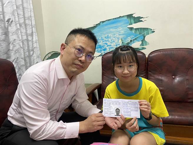 今年47岁的黄锦荣(左)，为激励女儿报考国中会考，从今年3月开始重拾书本苦读，目标挑战27级分。(黄锦荣提供／吴建辉彰化传真)