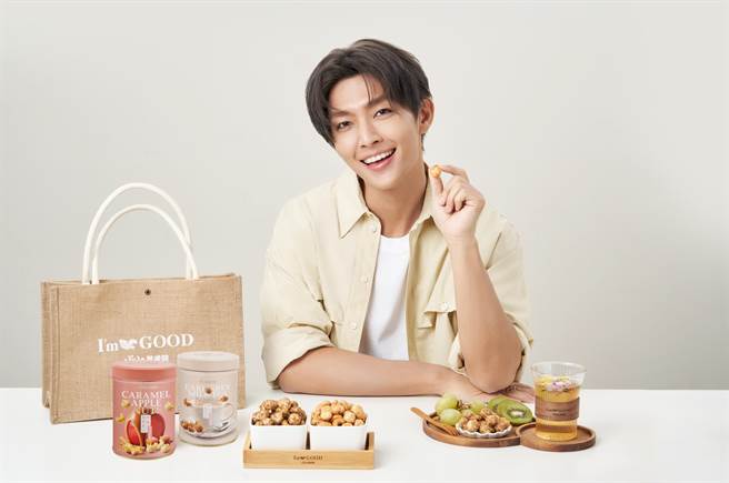 炎亚纶再添一专家头衔，跨界合作万岁牌坚果推联名限定款。（万岁牌提供）