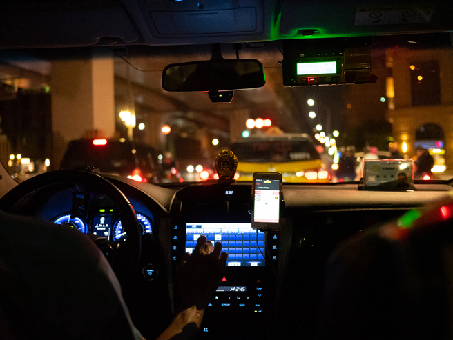 女乘客上车后不断自言自语，计程车司机这才意识到对方正在直播自保，让他不禁哀怨表示「我像坏人吗？」（示意图／达志影像）