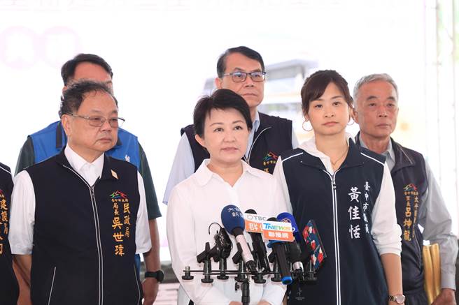 卢秀燕15日上午出席台中太平区第一花园公墓新建第三座纳骨塔工程破土典礼，面对媒体询问中捷事件善后及检讨相关事宜，做出回应。（冯惠宜摄）