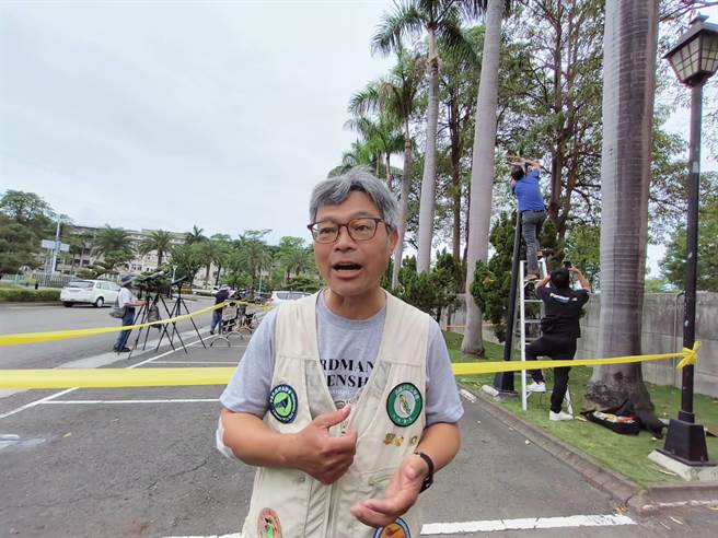 高雄市野鸟学会总干事林昆海指出，多年前，曾发生过盗猎事件，黑市1只喊到1、2万元，呼吁大家共同支持鸟会保育行动。（柯宗纬摄）