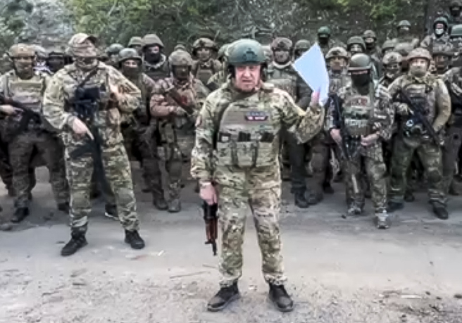 俄罗斯佣兵组织瓦格纳集团（Wagner Group）首脑普里格津（Yevgeny Prigozhin）在不明地点率领旗下佣兵，威胁俄军司令部缺乏弹药补给，将退出巴赫姆特（Bakhmut）战场。（美联社）