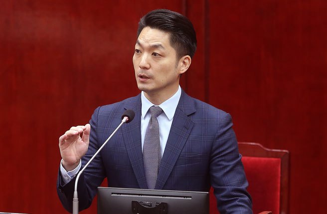 民进党台北市议员王世坚要求，全面停徵社子岛地价税，直到完成开发，以示开发决心。台北市长蒋万安回应，2周内发文中央，中央、地方共同研议。（陈怡诚摄）