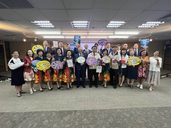 台南成大扶轮社携手台南市妇女会赞助台南市市59所偏乡学校1470名学生前往台南文化中心欣赏舞铃剧场《VALO首部曲-阿米巴》演出。（洪荣志摄）