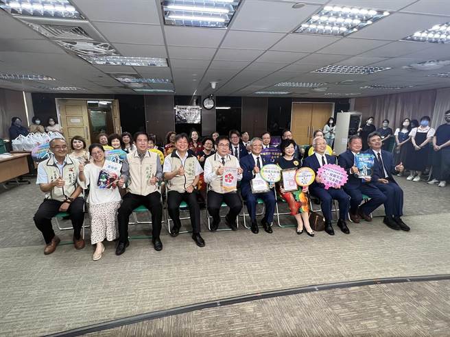 台南成大扶轮社携手台南市妇女会赞助台南市市59所偏乡学校1470名学生前往台南文化中心欣赏舞铃剧场《VALO首部曲-阿米巴》演出。（洪荣志摄）