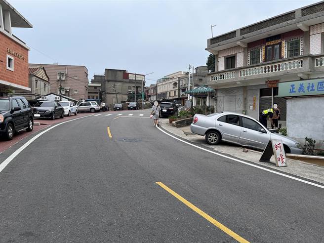 张男误将油门当剎车，导致车辆差点衝进路旁的蚵嗲店面。（警方提供）