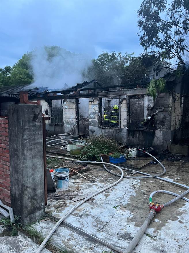 台中市雾峰区光復新村17日由国产属收回，未料收回首日竟传出房舍惨遭祝融，里长呼吁政府可以尽快规画光復新村发展方向。（坑口里长王中兴提供／潘虹恩台中传真）