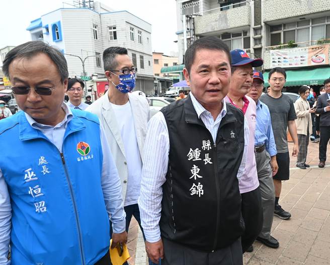 苗栗縣長鍾東錦表示，國民黨提名誰就支持誰。（李京昇攝）