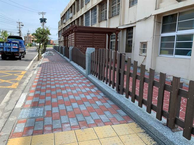 过去4年彰化县政府共建置完成通学步道及人行道总长度约17.4公里，今年预计再增加约15公里，拒绝「行人地狱」。（彰化县政府提供／吴建辉彰化传真）