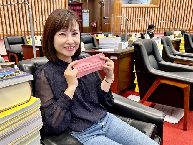 高市议员李雅慧今（15）日痛批，无良厂商事先预谋卷款，她疾呼高市府及检调尽速介入调查。（李雅慧提供）