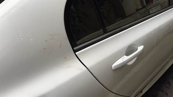 涉案车辆上沾满被害人的血迹。（新店警分局提供）