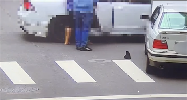 陈男等人将赖女押上车。（新店警分局提供）