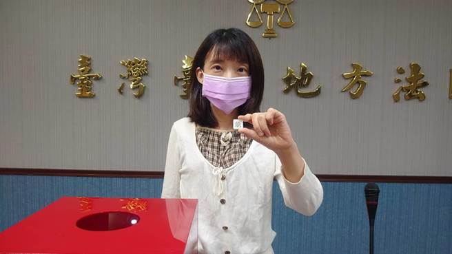 台北地方法院第2件国民法官审理案件，经公开抽籤后，由中籤之黄怡菁庭长担任受命法官（照片由台北地院提供）