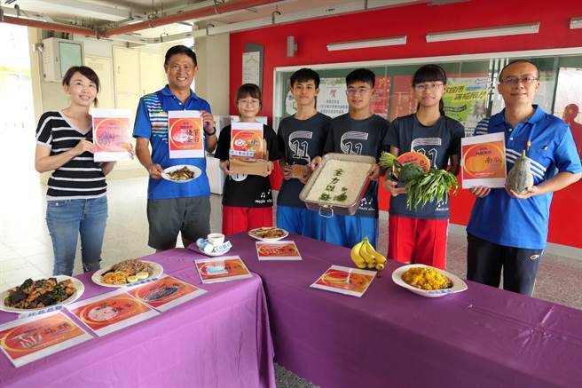 云林县北港镇建国国中「健脑菜单」，10大健脑食材助学生拚会考。（张朝欣摄）