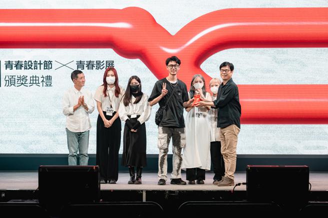 高雄市长陈其迈颁发视觉传达设计类马玉山最佳设计奖(高雄市文化局提供)
