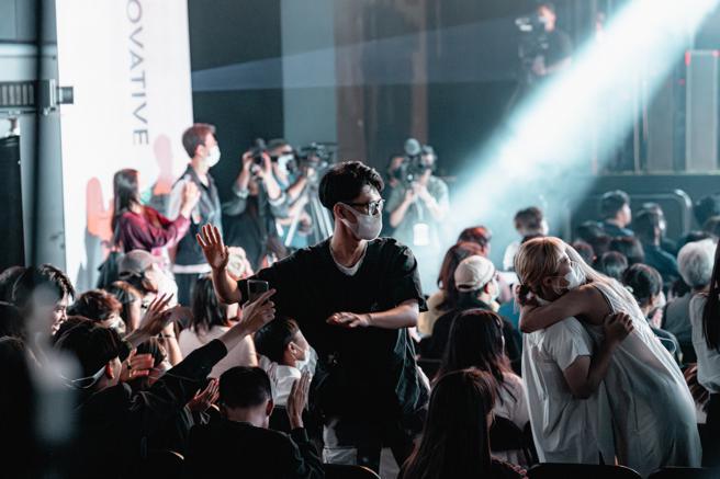 视觉传达设计类马玉山最佳设计奖-南臺科技大学视觉传达设计系「当下集合」同学得知获后大声欢呼、激动落泪。(高雄市文化局提供)
