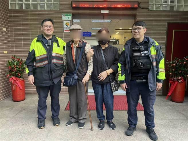 百岁人瑞老翁（左二）与新生南路派出所员警合影。（警方提供）