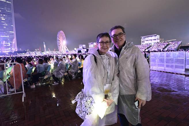 姜大卫与太太李琳琳朝圣周杰伦演唱会。（杰威尔音乐提供）