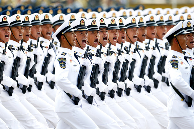 英国《卫报》指出，解放军「钢铁长城」犯台仍面临多重关卡。图为2019年10月1日，大陆庆祝建国70周年，在天安门广场进行阅兵。（资料照／中新社）