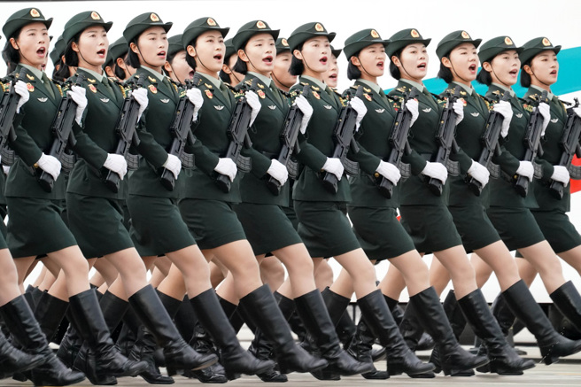 英国《卫报》指出，解放军「钢铁长城」犯台仍面临多重关卡。图为2019年9日，大陆为庆祝建国70周年进行阅兵训练。（资料照／新华社）