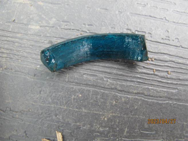 花莲崇德考古遗址近日出土台湾史前未生产的玻璃环残件、玛瑙珠，甚至还有900年前的宋朝铜币等物，显见该地区史前便与海外有频繁交流；图为玻璃环残件。（花莲县文化局提供／罗亦晽花莲传真）