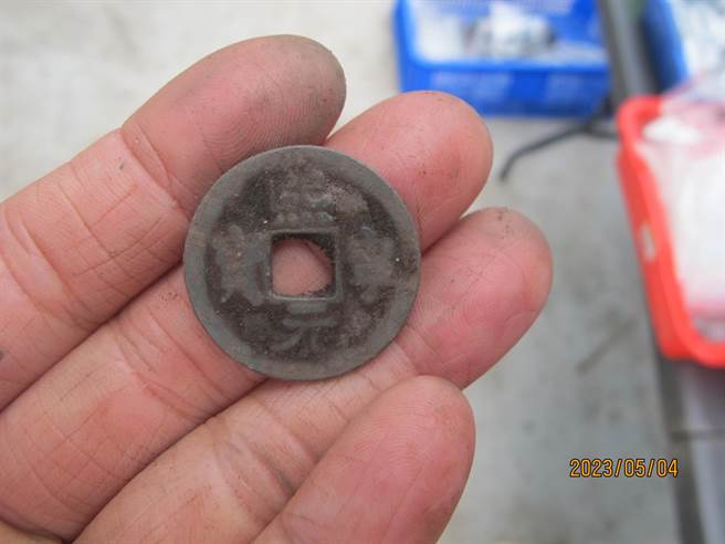 花莲崇德考古遗址近日出土台湾史前未生产的玻璃环残件、玛瑙珠，甚至还有900年前的宋朝铜币等物，显见该地区史前便与海外有频繁交流；图为宋朝铜钱「熙寧元宝」。（花莲县文化局提供／罗亦晽花莲传真）