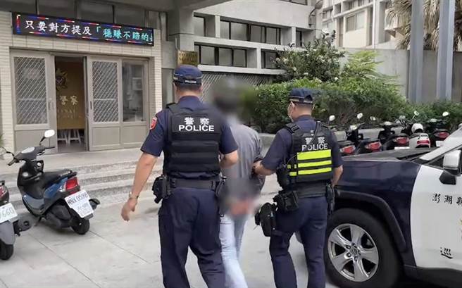 陈嫌强盗得手1万500元后向赶到的警方投案，被带回侦讯。（警方提供。许逸民／澎湖传真）