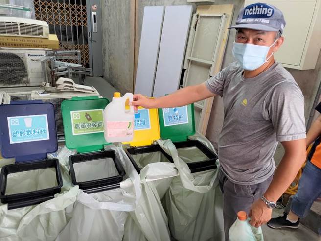 正确回收玻璃瓶与农药废容器，有机会拿好礼。（新北市环保局提供）