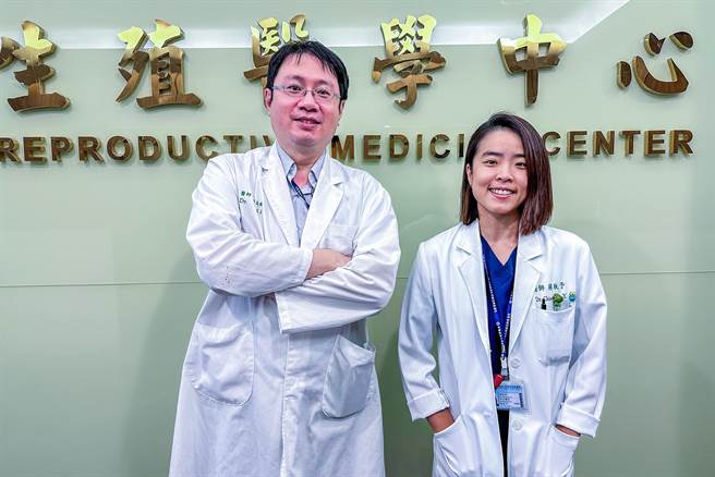 中医大新竹附医生殖医学中心主任李孟儒（左）和妇产科医师蒋执予（右）说明48岁林女借卵成功的案例。（罗浚滨摄）