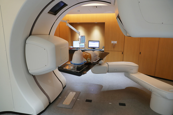 臺北荣总重粒子癌症治疗中心15日开幕，图为崭新的粒子治疗床。（季志翔摄）