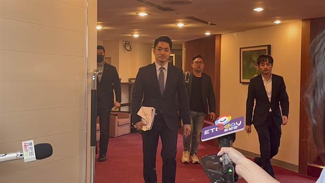 台北市长蒋万安结束专案报告，下午步出议场。（蔡佩珈摄）