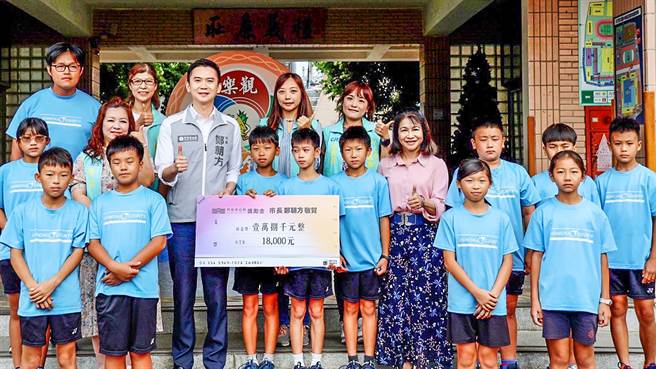 竹仁国小软网队参加全国青年杯中小学软式网球锦标赛， 夺得国小男童乙组第一名，竹北市长郑朝方（左三）颁发1万8000元奖金。（竹北市公所提供／罗浚滨新竹传真）