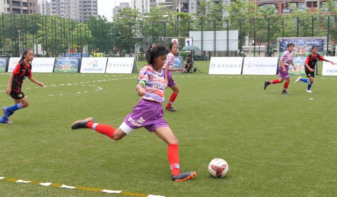 花莲东里国小女足队8名小将参加111学年国小世界杯足球赛，一路过关斩将踢下冠军宝座，捷报传回乡里令师生相当振奋。（花莲县政府提供／罗亦晽花莲传真）