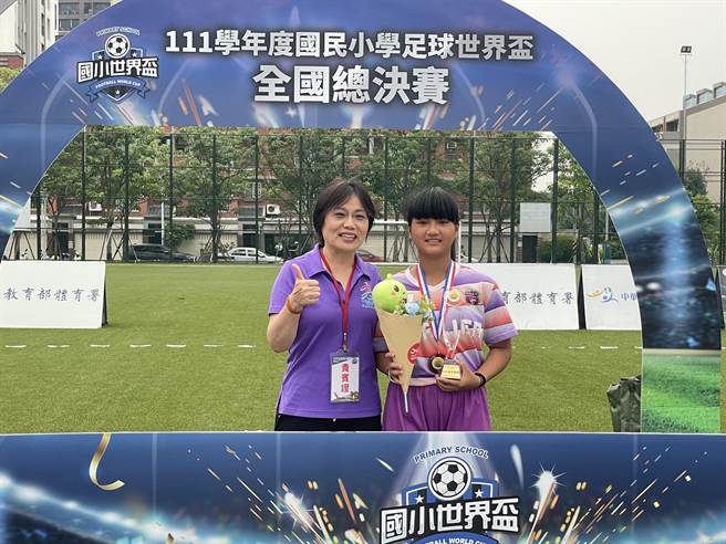 花莲东里国小女足队8名小将参加111学年国小世界杯足球赛，一路过关斩将踢下冠军宝座，队员吴吴佳轩（右）还获得大会金手套奖。（花莲县政府提供／罗亦晽花莲传真）