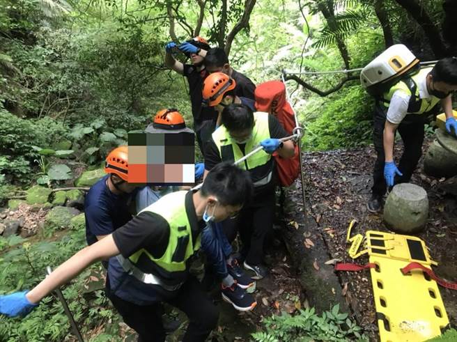 救难人员合力将老翁搬运下山送医。（新北市消防局提供）