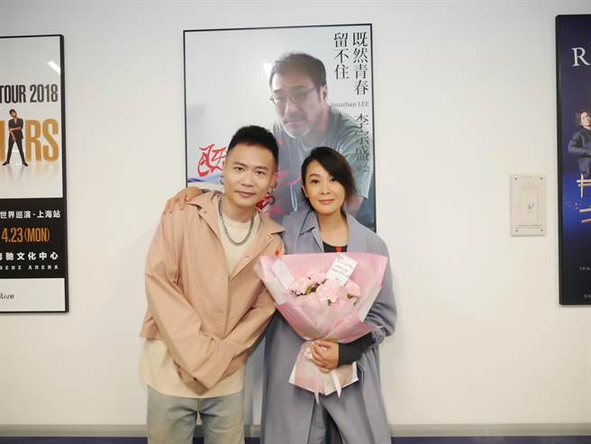 萧秉治送上花束祝刘若英「情人节快乐」。（相信音乐提供）