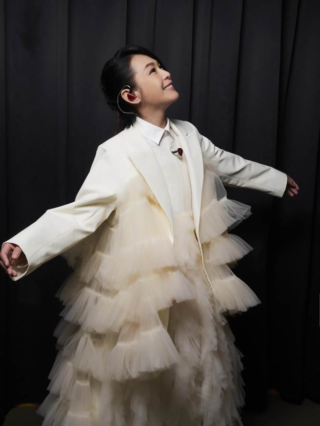 刘若英身穿viviano白色订礼服「白色栀子花」上海亮相。（相信音乐提供）