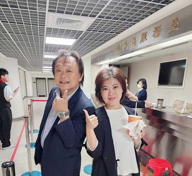 游淑慧（右）将出战北市第二选区立委，挑战王世坚（左）。（图 / 取自游淑慧脸书）
