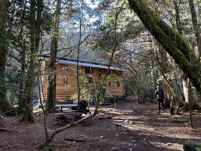 太鲁阁国家公园管理处预计7月3日至5日办理「Youth Camp」活动，将带领20位学员到屏风山区体验登山完整的流程，5月22开放报名；图为松针营地及屏风避难山屋。（罗亦晽摄）